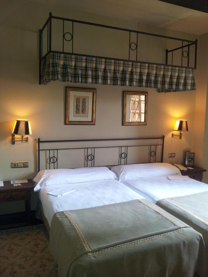 Parador De Santillana Gil Blas Сантилана дел Мар Екстериор снимка